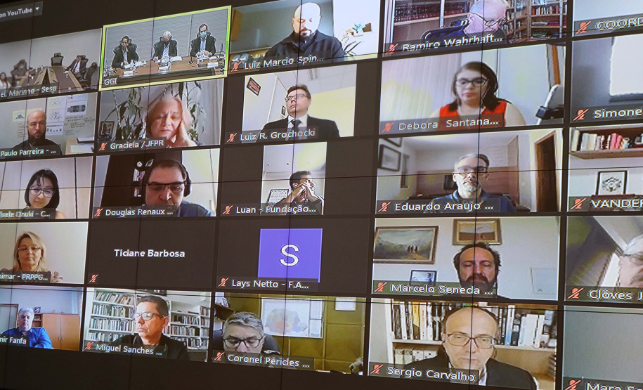 O vice-governador do Paraná, Darci Piana, lançou, na  tarde desta sexta-feira (04/09), o Novo Arranjo de Pesquisa e Inovação (NAPI) em Segurança Pública. O evento ocorreu por meio de videoconferência, transmitida a partir do Gabinete de Gestão de Integrada (GGI), no Palácio Iguaçu, em Curitiba. O programa é uma parceria entre a Secretaria da Segurança Pública do Paraná (SESP), a Fundação Araucária e a Superintendência Geral de Ciência, Tecnologia e Ensino Superior (SETI).
Foto:SESP