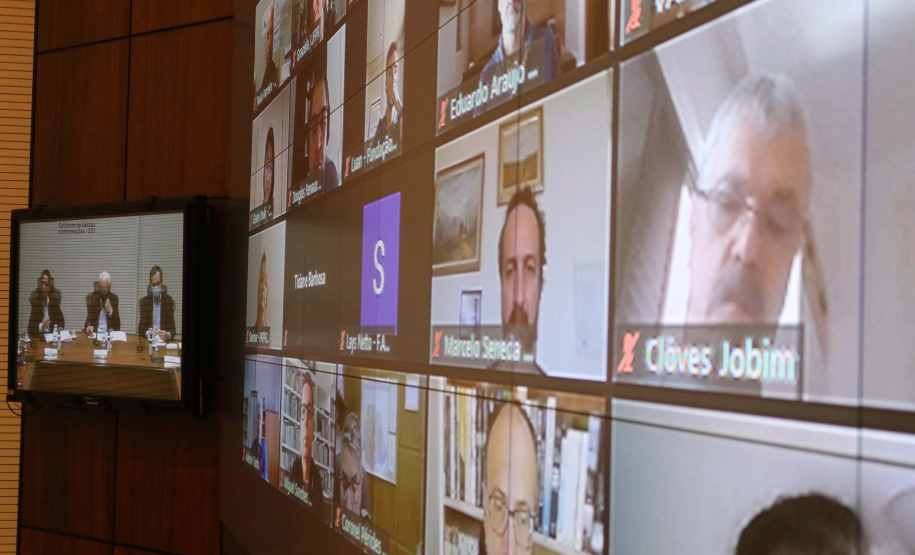 O vice-governador do Paraná, Darci Piana, lançou, na  tarde desta sexta-feira (04/09), o Novo Arranjo de Pesquisa e Inovação (NAPI) em Segurança Pública. O evento ocorreu por meio de videoconferência, transmitida a partir do Gabinete de Gestão de Integrada (GGI), no Palácio Iguaçu, em Curitiba. O programa é uma parceria entre a Secretaria da Segurança Pública do Paraná (SESP), a Fundação Araucária e a Superintendência Geral de Ciência, Tecnologia e Ensino Superior (SETI).
Foto:SESP