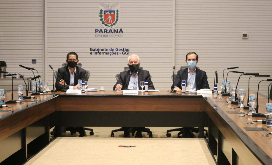 O vice-governador do Paraná, Darci Piana, lançou, na  tarde desta sexta-feira (04/09), o Novo Arranjo de Pesquisa e Inovação (NAPI) em Segurança Pública. O evento ocorreu por meio de videoconferência, transmitida a partir do Gabinete de Gestão de Integrada (GGI), no Palácio Iguaçu, em Curitiba. O programa é uma parceria entre a Secretaria da Segurança Pública do Paraná (SESP), a Fundação Araucária e a Superintendência Geral de Ciência, Tecnologia e Ensino Superior (SETI).
Foto:SESP