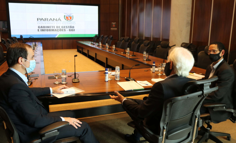 O vice-governador do Paraná, Darci Piana, lançou, na  tarde desta sexta-feira (04/09), o Novo Arranjo de Pesquisa e Inovação (NAPI) em Segurança Pública. O evento ocorreu por meio de videoconferência, transmitida a partir do Gabinete de Gestão de Integrada (GGI), no Palácio Iguaçu, em Curitiba. O programa é uma parceria entre a Secretaria da Segurança Pública do Paraná (SESP), a Fundação Araucária e a Superintendência Geral de Ciência, Tecnologia e Ensino Superior (SETI).
Foto:SESP