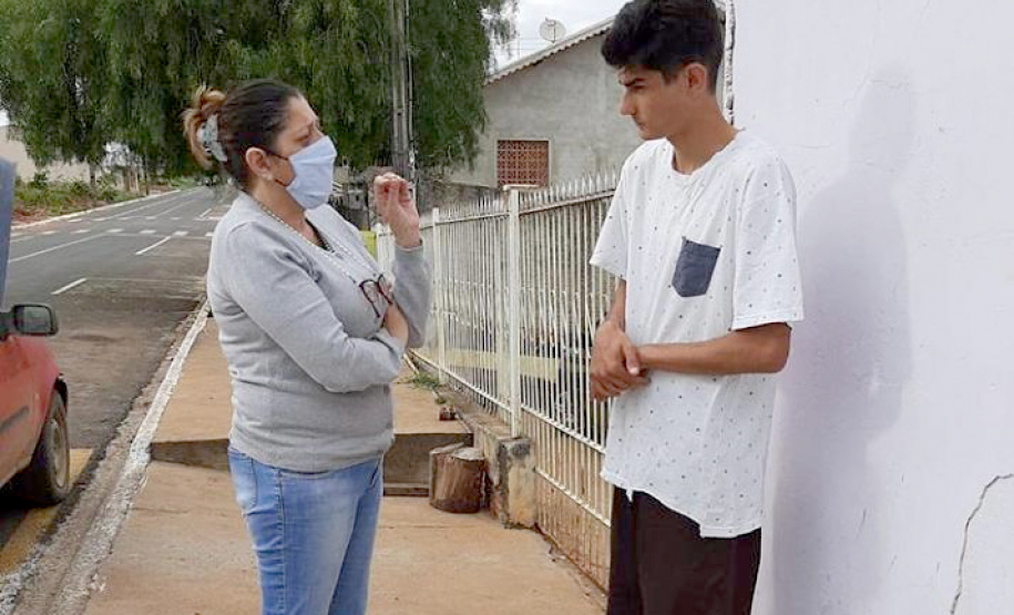 Pedagoga vai à casa dos alunos para manter motivação durante a pandemia. Foto:SEED