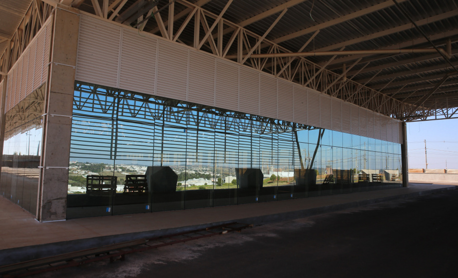 Rodoviaria Umuarama Obras do novo Terminal Rodoviário de Umuarama, que está situada na Avenida Romeu Zolim, no Parque Residencial Interlagos. A nova rodoviária terá 7.599 m² de área construída, calçadas, boxes e demais instalações, além de ampla área externa para circulação, plataformas, estacionamento, jardins e áreas de passeio, banheiros, sala de administração, obras de acessibilidade e acessos facilitados para entrada e saída dos usuários. - 05/08/2020 - Foto: Geraldo Bubniak/AEN