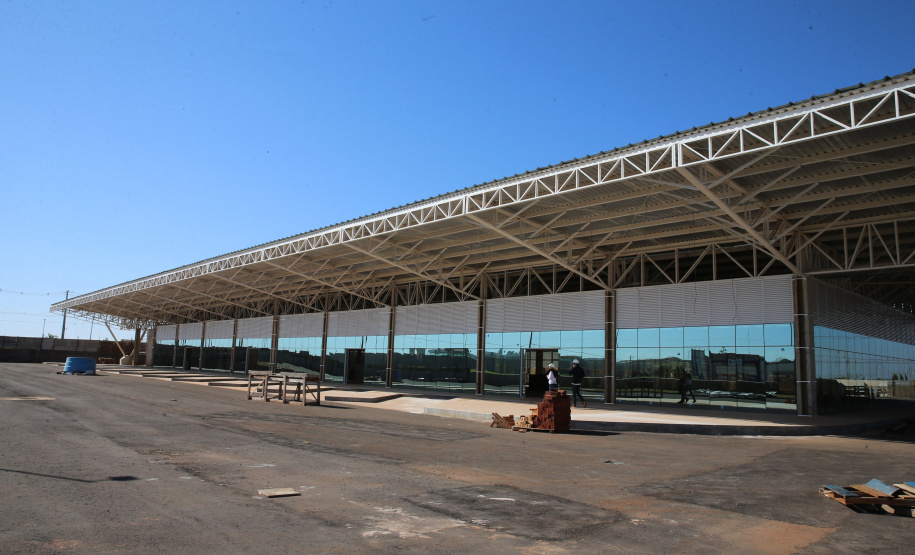 Rodoviaria Umuarama Obras do novo Terminal Rodoviário de Umuarama, que está situada na Avenida Romeu Zolim, no Parque Residencial Interlagos. A nova rodoviária terá 7.599 m² de área construída, calçadas, boxes e demais instalações, além de ampla área externa para circulação, plataformas, estacionamento, jardins e áreas de passeio, banheiros, sala de administração, obras de acessibilidade e acessos facilitados para entrada e saída dos usuários. - 05/08/2020 - Foto: Geraldo Bubniak/AEN