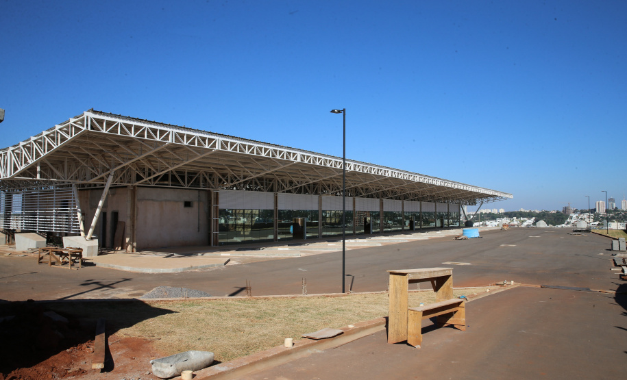 Rodoviaria Umuarama Obras do novo Terminal Rodoviário de Umuarama, que está situada na Avenida Romeu Zolim, no Parque Residencial Interlagos. A nova rodoviária terá 7.599 m² de área construída, calçadas, boxes e demais instalações, além de ampla área externa para circulação, plataformas, estacionamento, jardins e áreas de passeio, banheiros, sala de administração, obras de acessibilidade e acessos facilitados para entrada e saída dos usuários. - 05/08/2020 - Foto: Geraldo Bubniak/AEN