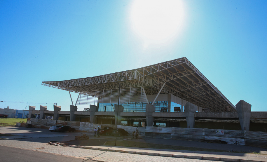 Rodoviaria Umuarama Obras do novo Terminal Rodoviário de Umuarama, que está situada na Avenida Romeu Zolim, no Parque Residencial Interlagos. A nova rodoviária terá 7.599 m² de área construída, calçadas, boxes e demais instalações, além de ampla área externa para circulação, plataformas, estacionamento, jardins e áreas de passeio, banheiros, sala de administração, obras de acessibilidade e acessos facilitados para entrada e saída dos usuários. - 05/08/2020 - Foto: Geraldo Bubniak/AEN