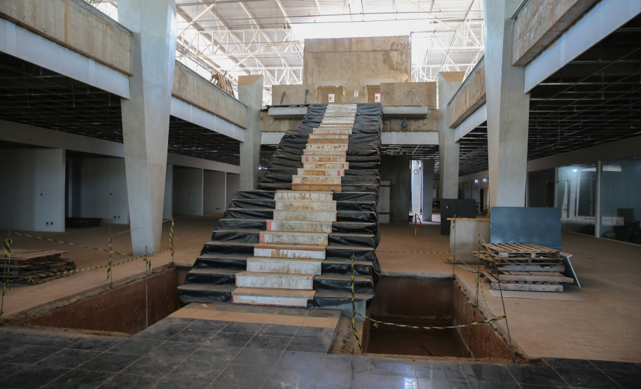 Rodoviaria Umuarama Obras do novo Terminal Rodoviário de Umuarama, que está situada na Avenida Romeu Zolim, no Parque Residencial Interlagos. A nova rodoviária terá 7.599 m² de área construída, calçadas, boxes e demais instalações, além de ampla área externa para circulação, plataformas, estacionamento, jardins e áreas de passeio, banheiros, sala de administração, obras de acessibilidade e acessos facilitados para entrada e saída dos usuários. - 05/08/2020 - Foto: Geraldo Bubniak/AEN