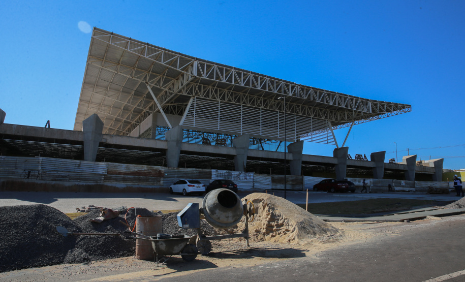 Rodoviaria Umuarama Obras do novo Terminal Rodoviário de Umuarama, que está situada na Avenida Romeu Zolim, no Parque Residencial Interlagos. A nova rodoviária terá 7.599 m² de área construída, calçadas, boxes e demais instalações, além de ampla área externa para circulação, plataformas, estacionamento, jardins e áreas de passeio, banheiros, sala de administração, obras de acessibilidade e acessos facilitados para entrada e saída dos usuários. - 05/08/2020 - Foto: Geraldo Bubniak/AEN