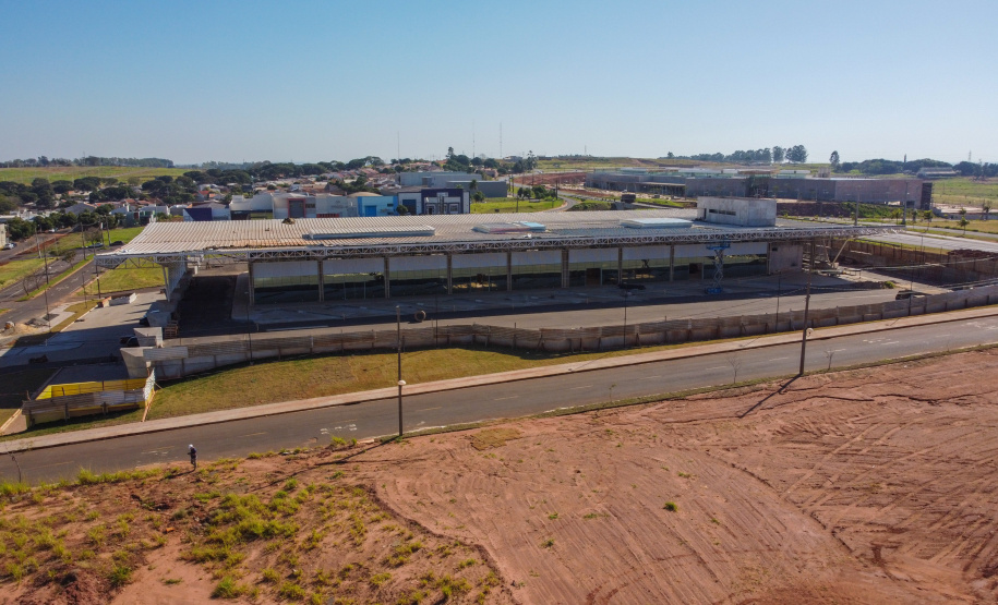 Rodoviaria Umuarama Obras do novo Terminal Rodoviário de Umuarama, que está situada na Avenida Romeu Zolim, no Parque Residencial Interlagos. A nova rodoviária terá 7.599 m² de área construída, calçadas, boxes e demais instalações, além de ampla área externa para circulação, plataformas, estacionamento, jardins e áreas de passeio, banheiros, sala de administração, obras de acessibilidade e acessos facilitados para entrada e saída dos usuários. - 05/08/2020 - Foto: Geraldo Bubniak/AEN