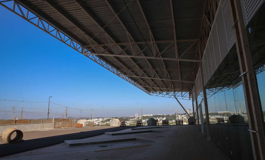 Rodoviaria Umuarama Obras do novo Terminal Rodoviário de Umuarama, que está situada na Avenida Romeu Zolim, no Parque Residencial Interlagos. A nova rodoviária terá 7.599 m² de área construída, calçadas, boxes e demais instalações, além de ampla área externa para circulação, plataformas, estacionamento, jardins e áreas de passeio, banheiros, sala de administração, obras de acessibilidade e acessos facilitados para entrada e saída dos usuários. - 05/08/2020 - Foto: Geraldo Bubniak/AEN