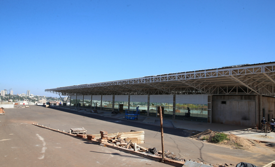Rodoviaria Umuarama Obras do novo Terminal Rodoviário de Umuarama, que está situada na Avenida Romeu Zolim, no Parque Residencial Interlagos. A nova rodoviária terá 7.599 m² de área construída, calçadas, boxes e demais instalações, além de ampla área externa para circulação, plataformas, estacionamento, jardins e áreas de passeio, banheiros, sala de administração, obras de acessibilidade e acessos facilitados para entrada e saída dos usuários. - 05/08/2020 - Foto: Geraldo Bubniak/AEN