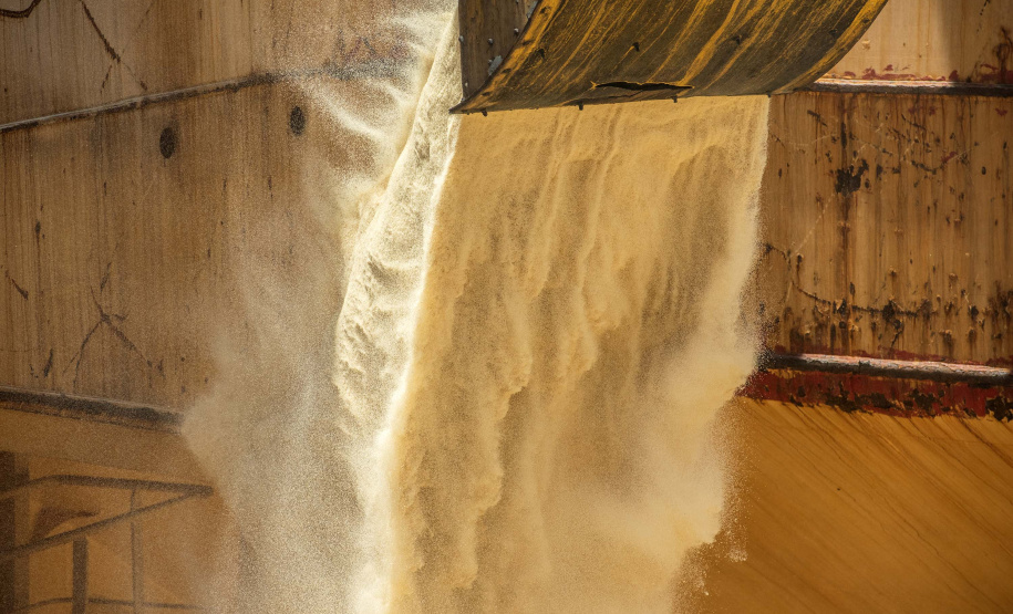 Faltando quatro meses para o fim de 2020, os Portos do Paraná já movimentaram o equivalente a 73% do total de cargas transportadas no ano passado inteiro. De janeiro a agosto, 38,67 milhões de toneladas de produtos passaram pelos portos de Paranaguá e Antonina. Em 2019, em 12 meses, foram 53.203.775 toneladas.