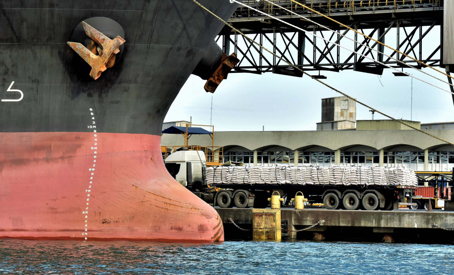 Faltando quatro meses para o fim de 2020, os Portos do Paraná já movimentaram o equivalente a 73% do total de cargas transportadas no ano passado inteiro. De janeiro a agosto, 38,67 milhões de toneladas de produtos passaram pelos portos de Paranaguá e Antonina. Em 2019, em 12 meses, foram 53.203.775 toneladas.