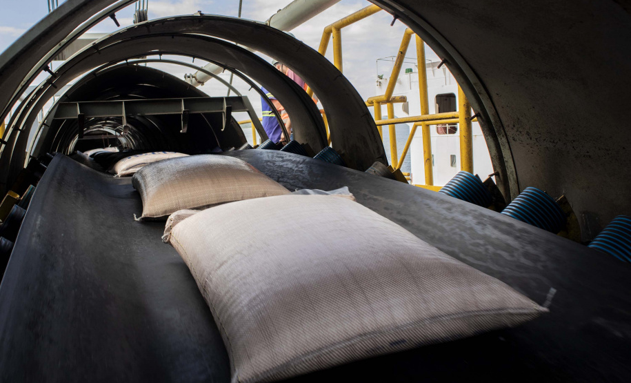 Faltando quatro meses para o fim de 2020, os Portos do Paraná já movimentaram o equivalente a 73% do total de cargas transportadas no ano passado inteiro. De janeiro a agosto, 38,67 milhões de toneladas de produtos passaram pelos portos de Paranaguá e Antonina. Em 2019, em 12 meses, foram 53.203.775 toneladas.