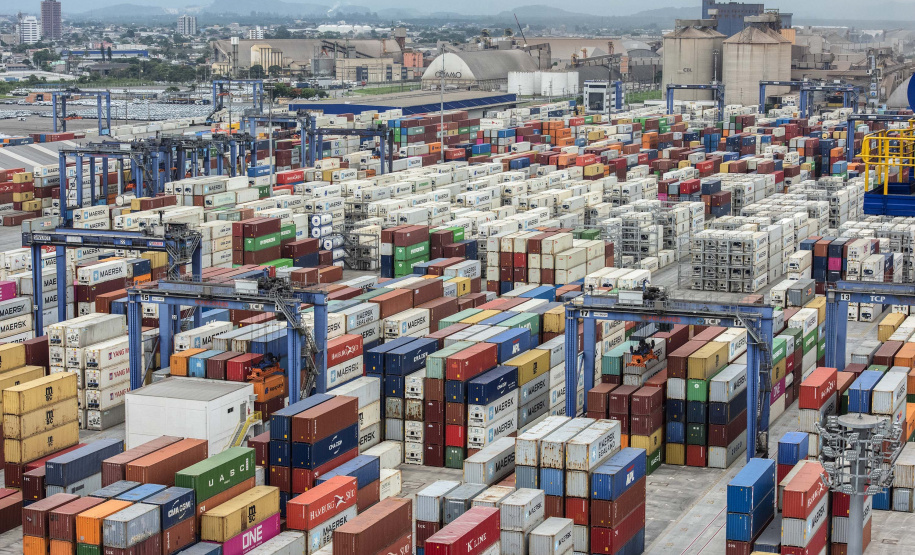 Faltando quatro meses para o fim de 2020, os Portos do Paraná já movimentaram o equivalente a 73% do total de cargas transportadas no ano passado inteiro. De janeiro a agosto, 38,67 milhões de toneladas de produtos passaram pelos portos de Paranaguá e Antonina. Em 2019, em 12 meses, foram 53.203.775 toneladas.