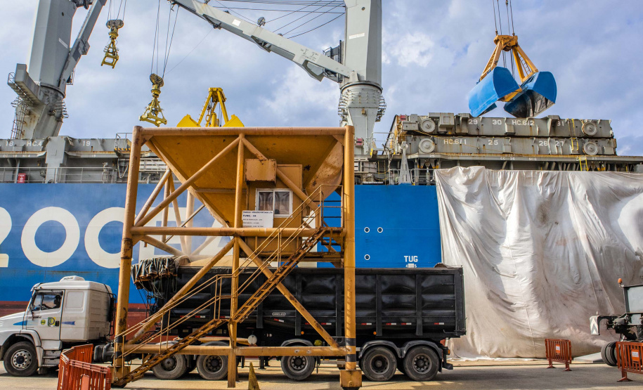 Faltando quatro meses para o fim de 2020, os Portos do Paraná já movimentaram o equivalente a 73% do total de cargas transportadas no ano passado inteiro. De janeiro a agosto, 38,67 milhões de toneladas de produtos passaram pelos portos de Paranaguá e Antonina. Em 2019, em 12 meses, foram 53.203.775 toneladas.