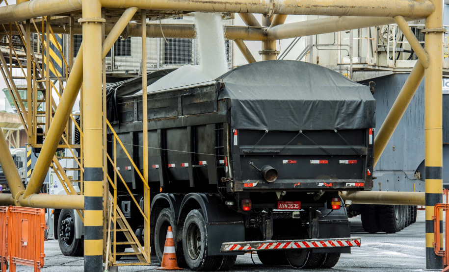 Faltando quatro meses para o fim de 2020, os Portos do Paraná já movimentaram o equivalente a 73% do total de cargas transportadas no ano passado inteiro. De janeiro a agosto, 38,67 milhões de toneladas de produtos passaram pelos portos de Paranaguá e Antonina. Em 2019, em 12 meses, foram 53.203.775 toneladas.