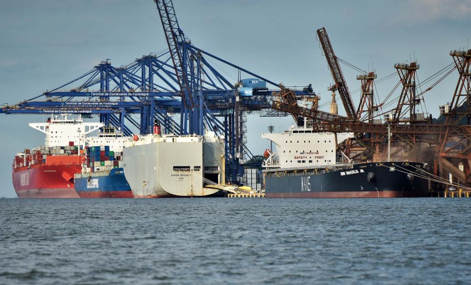 Faltando quatro meses para o fim de 2020, os Portos do Paraná já movimentaram o equivalente a 73% do total de cargas transportadas no ano passado inteiro. De janeiro a agosto, 38,67 milhões de toneladas de produtos passaram pelos portos de Paranaguá e Antonina. Em 2019, em 12 meses, foram 53.203.775 toneladas.