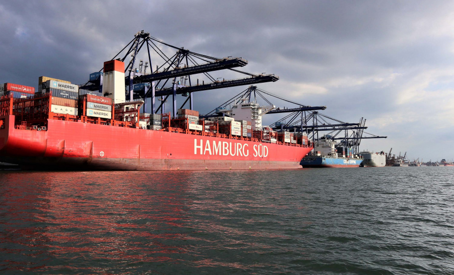 Faltando quatro meses para o fim de 2020, os Portos do Paraná já movimentaram o equivalente a 73% do total de cargas transportadas no ano passado inteiro. De janeiro a agosto, 38,67 milhões de toneladas de produtos passaram pelos portos de Paranaguá e Antonina. Em 2019, em 12 meses, foram 53.203.775 toneladas.