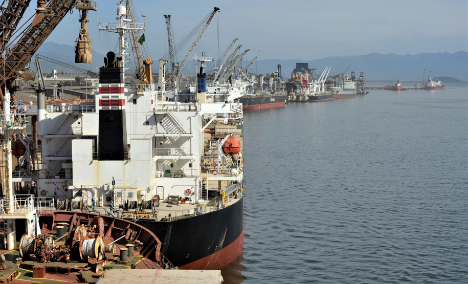 Faltando quatro meses para o fim de 2020, os Portos do Paraná já movimentaram o equivalente a 73% do total de cargas transportadas no ano passado inteiro. De janeiro a agosto, 38,67 milhões de toneladas de produtos passaram pelos portos de Paranaguá e Antonina. Em 2019, em 12 meses, foram 53.203.775 toneladas.