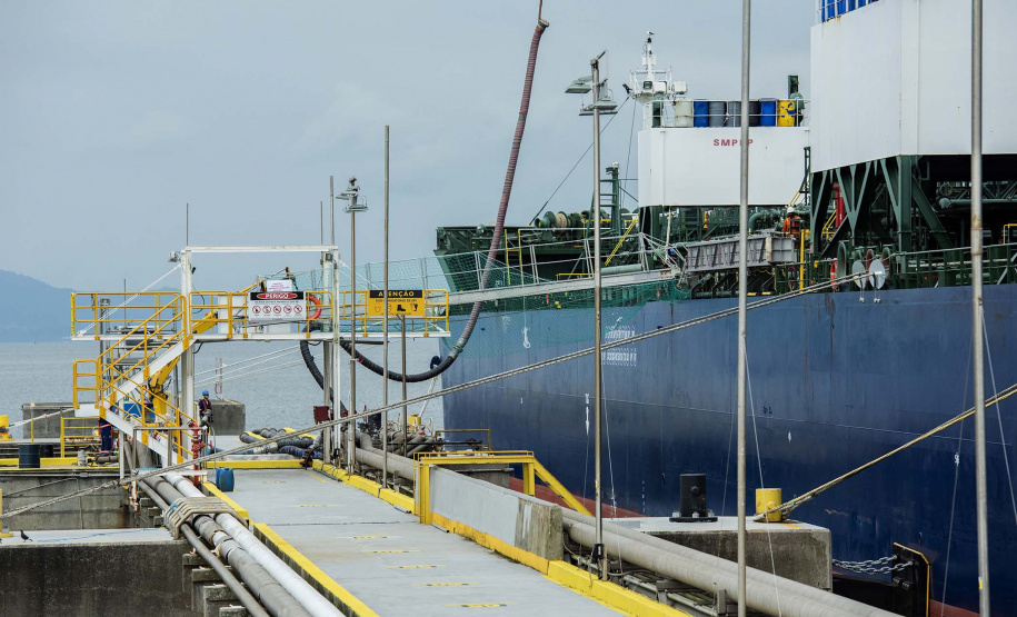 Faltando quatro meses para o fim de 2020, os Portos do Paraná já movimentaram o equivalente a 73% do total de cargas transportadas no ano passado inteiro. De janeiro a agosto, 38,67 milhões de toneladas de produtos passaram pelos portos de Paranaguá e Antonina. Em 2019, em 12 meses, foram 53.203.775 toneladas.