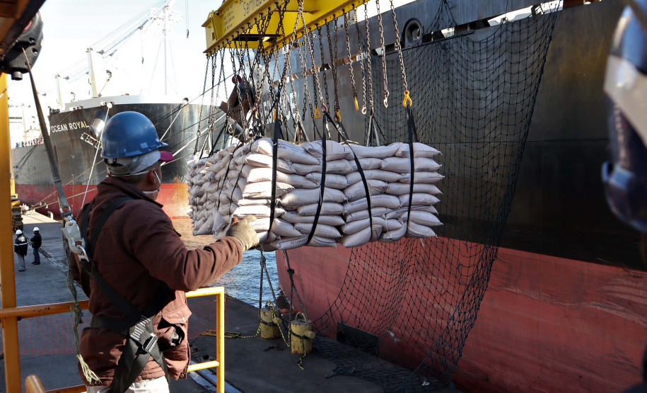 Faltando quatro meses para o fim de 2020, os Portos do Paraná já movimentaram o equivalente a 73% do total de cargas transportadas no ano passado inteiro. De janeiro a agosto, 38,67 milhões de toneladas de produtos passaram pelos portos de Paranaguá e Antonina. Em 2019, em 12 meses, foram 53.203.775 toneladas.