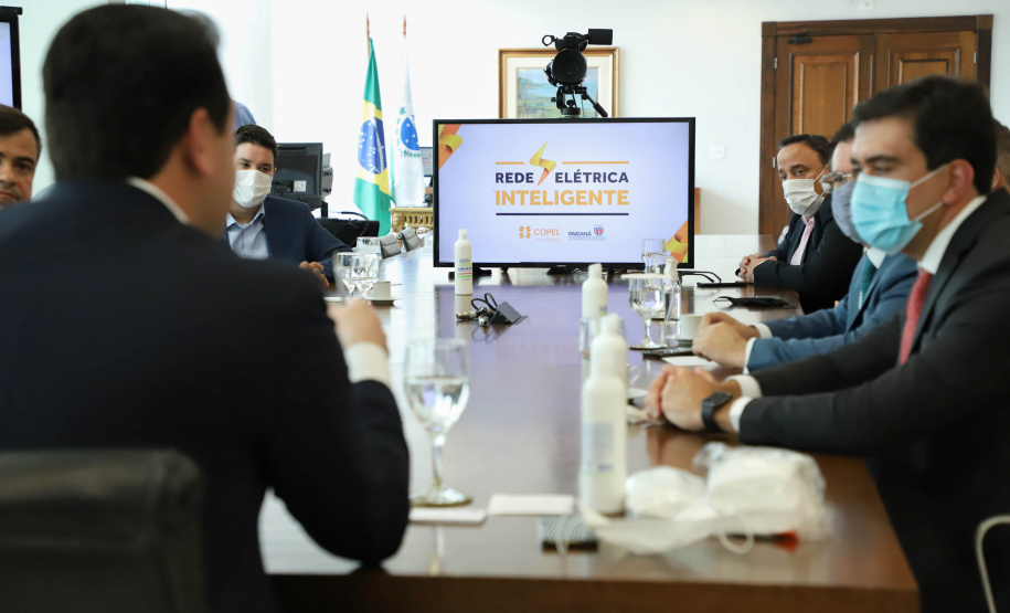 O governador Carlos Massa Ratinho Junior e o presidente da Copel, Daniel Slaviero, lançam o Programa Rede Elétrica Inteligente, em Curitiba.