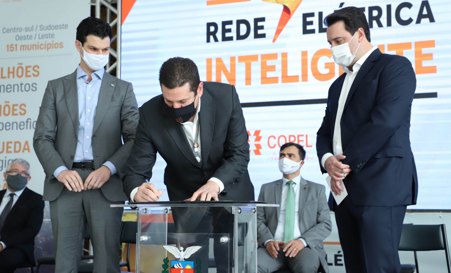 O governador Carlos Massa Ratinho Junior e o presidente da Copel, Daniel Slaviero, lançam o Programa Rede Elétrica Inteligente, em Curitiba.