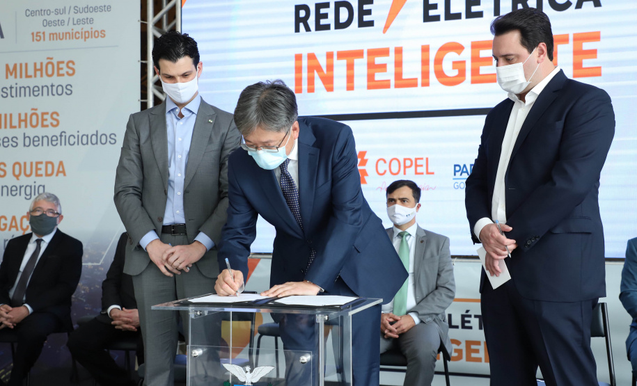 O governador Carlos Massa Ratinho Junior e o presidente da Copel, Daniel Slaviero, lançam o Programa Rede Elétrica Inteligente, em Curitiba.