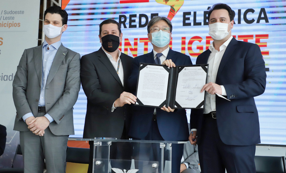 O governador Carlos Massa Ratinho Junior e o presidente da Copel, Daniel Slaviero, lançam o Programa Rede Elétrica Inteligente, em Curitiba.