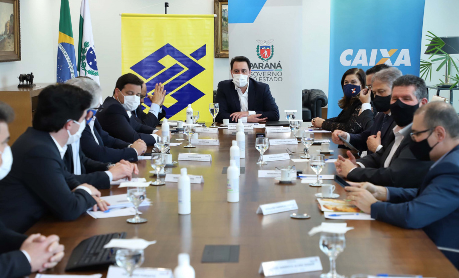 O governador Carlos Massa Ratinho Junior assinou nesta quarta-feira (9) o contrato do financiamento de R$ 1,6 bilhão que o Governo do Paraná captou com o Banco do Brasil e a Caixa Econômica Federal.