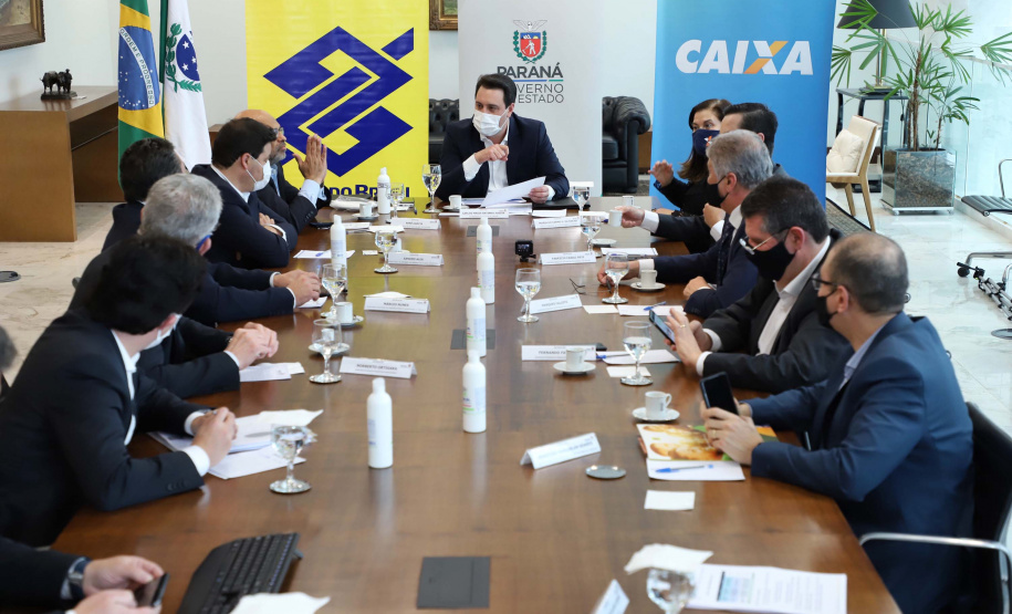 O governador Carlos Massa Ratinho Junior assinou nesta quarta-feira (9) o contrato do financiamento de R$ 1,6 bilhão que o Governo do Paraná captou com o Banco do Brasil e a Caixa Econômica Federal.