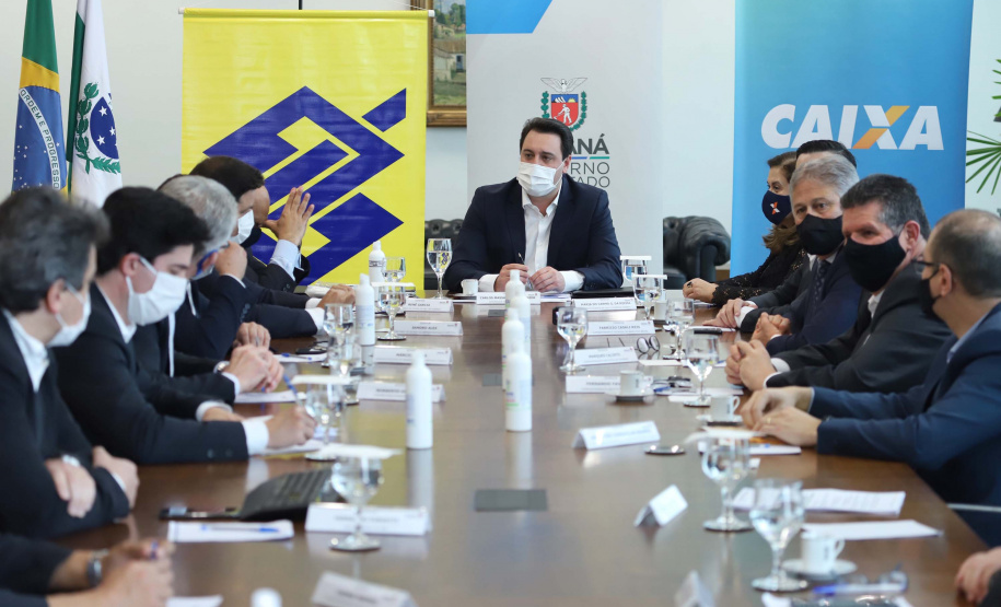 O governador Carlos Massa Ratinho Junior assinou nesta quarta-feira (9) o contrato do financiamento de R$ 1,6 bilhão que o Governo do Paraná captou com o Banco do Brasil e a Caixa Econômica Federal.