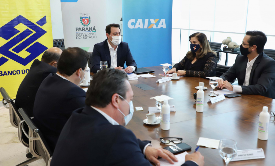 O governador Carlos Massa Ratinho Junior assinou nesta quarta-feira (9) o contrato do financiamento de R$ 1,6 bilhão que o Governo do Paraná captou com o Banco do Brasil e a Caixa Econômica Federal.