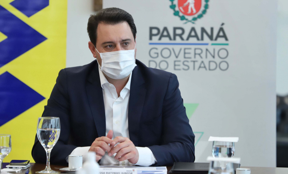 O governador Carlos Massa Ratinho Junior assinou nesta quarta-feira (9) o contrato do financiamento de R$ 1,6 bilhão que o Governo do Paraná captou com o Banco do Brasil e a Caixa Econômica Federal.