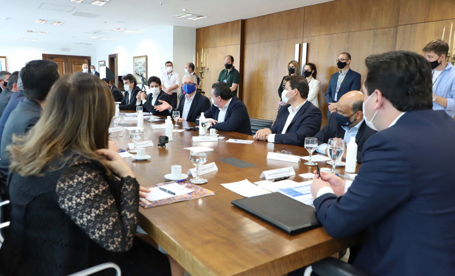 O governador Carlos Massa Ratinho Junior assinou nesta quarta-feira (9) o contrato do financiamento de R$ 1,6 bilhão que o Governo do Paraná captou com o Banco do Brasil e a Caixa Econômica Federal.