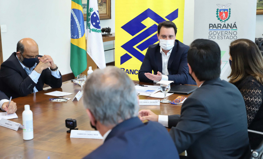 O governador Carlos Massa Ratinho Junior assinou nesta quarta-feira (9) o contrato do financiamento de R$ 1,6 bilhão que o Governo do Paraná captou com o Banco do Brasil e a Caixa Econômica Federal.