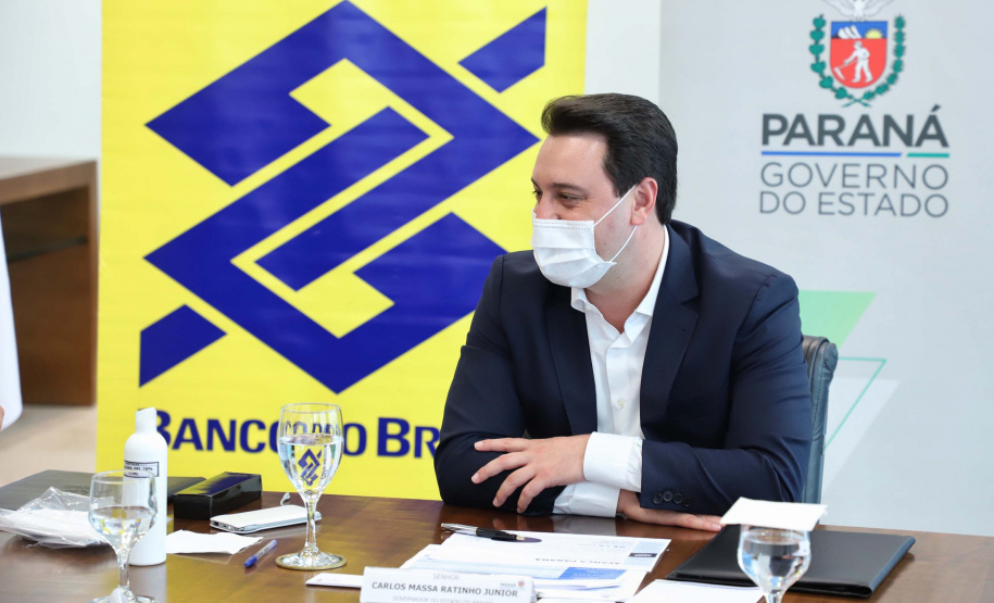 O governador Carlos Massa Ratinho Junior assinou nesta quarta-feira (9) o contrato do financiamento de R$ 1,6 bilhão que o Governo do Paraná captou com o Banco do Brasil e a Caixa Econômica Federal.