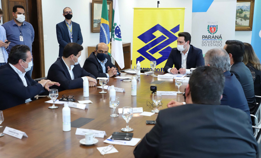 O governador Carlos Massa Ratinho Junior assinou nesta quarta-feira (9) o contrato do financiamento de R$ 1,6 bilhão que o Governo do Paraná captou com o Banco do Brasil e a Caixa Econômica Federal.