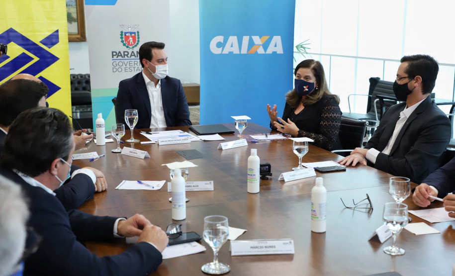 O governador Carlos Massa Ratinho Junior assinou nesta quarta-feira (9) o contrato do financiamento de R$ 1,6 bilhão que o Governo do Paraná captou com o Banco do Brasil e a Caixa Econômica Federal.