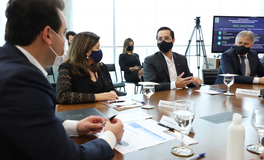 O governador Carlos Massa Ratinho Junior assinou nesta quarta-feira (9) o contrato do financiamento de R$ 1,6 bilhão que o Governo do Paraná captou com o Banco do Brasil e a Caixa Econômica Federal.