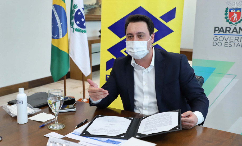 O governador Carlos Massa Ratinho Junior assinou nesta quarta-feira (9) o contrato do financiamento de R$ 1,6 bilhão que o Governo do Paraná captou com o Banco do Brasil e a Caixa Econômica Federal.