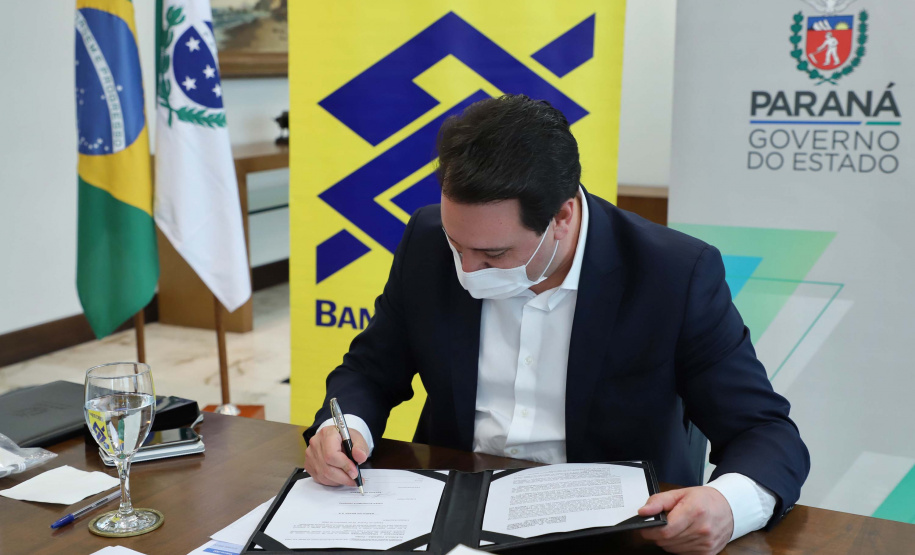 O governador Carlos Massa Ratinho Junior assinou nesta quarta-feira (9) o contrato do financiamento de R$ 1,6 bilhão que o Governo do Paraná captou com o Banco do Brasil e a Caixa Econômica Federal.
