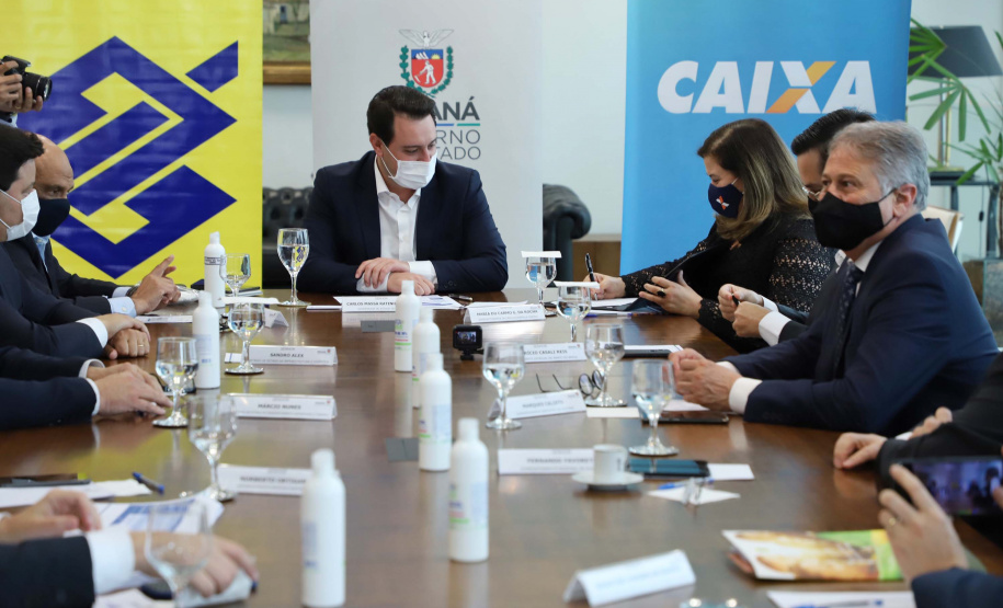 O governador Carlos Massa Ratinho Junior assinou nesta quarta-feira (9) o contrato do financiamento de R$ 1,6 bilhão que o Governo do Paraná captou com o Banco do Brasil e a Caixa Econômica Federal.