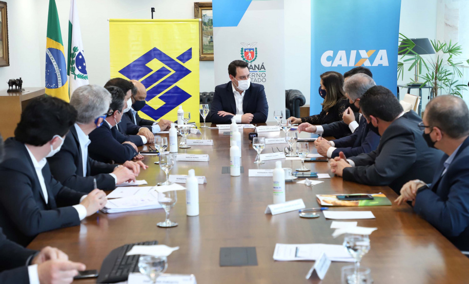O governador Carlos Massa Ratinho Junior assinou nesta quarta-feira (9) o contrato do financiamento de R$ 1,6 bilhão que o Governo do Paraná captou com o Banco do Brasil e a Caixa Econômica Federal.