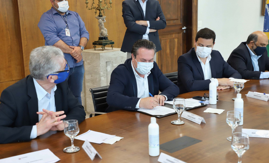 O governador Carlos Massa Ratinho Junior assinou nesta quarta-feira (9) o contrato do financiamento de R$ 1,6 bilhão que o Governo do Paraná captou com o Banco do Brasil e a Caixa Econômica Federal.