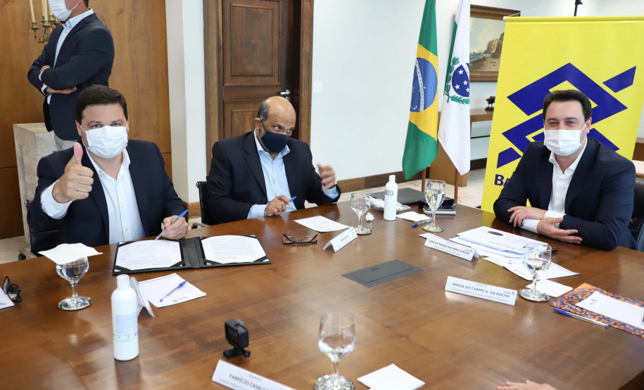 O governador Carlos Massa Ratinho Junior assinou nesta quarta-feira (9) o contrato do financiamento de R$ 1,6 bilhão que o Governo do Paraná captou com o Banco do Brasil e a Caixa Econômica Federal.