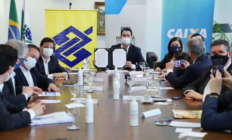 O governador Carlos Massa Ratinho Junior assinou nesta quarta-feira (9) o contrato do financiamento de R$ 1,6 bilhão que o Governo do Paraná captou com o Banco do Brasil e a Caixa Econômica Federal.