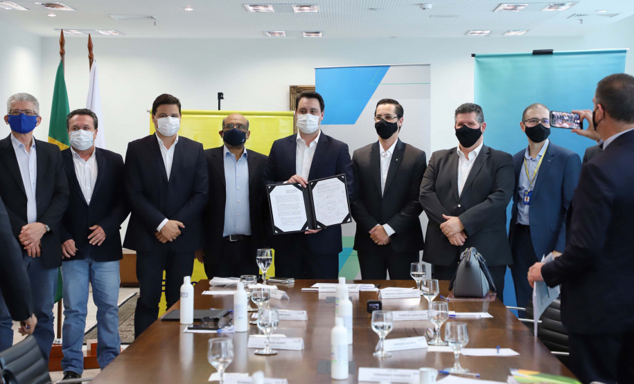 O governador Carlos Massa Ratinho Junior assinou nesta quarta-feira (9) o contrato do financiamento de R$ 1,6 bilhão que o Governo do Paraná captou com o Banco do Brasil e a Caixa Econômica Federal.