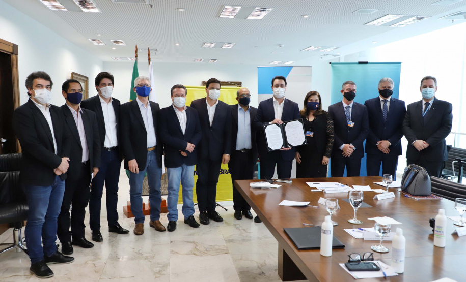 O governador Carlos Massa Ratinho Junior assinou nesta quarta-feira (9) o contrato do financiamento de R$ 1,6 bilhão que o Governo do Paraná captou com o Banco do Brasil e a Caixa Econômica Federal.
