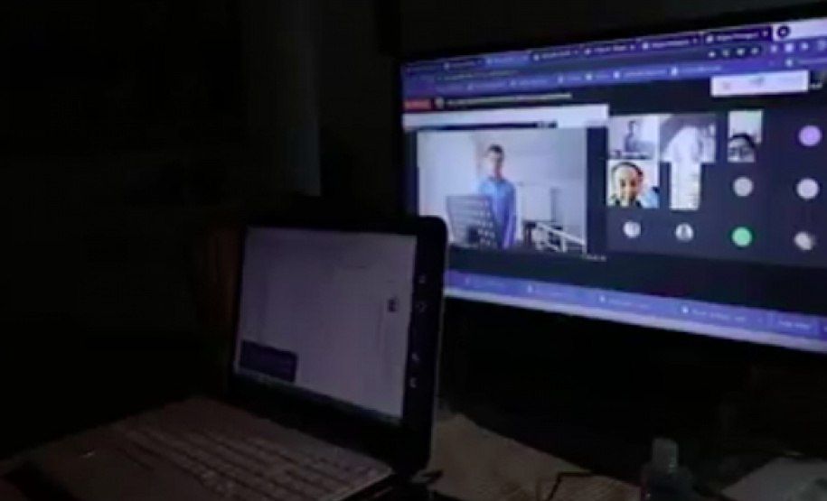 Aluno autista faz apresentações de ópera para colegas de sala através do meeting. Foto: Reprodução/ Facebook
